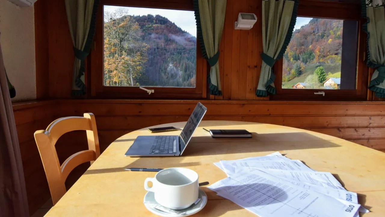 Salle de restaurant avec vue montagne