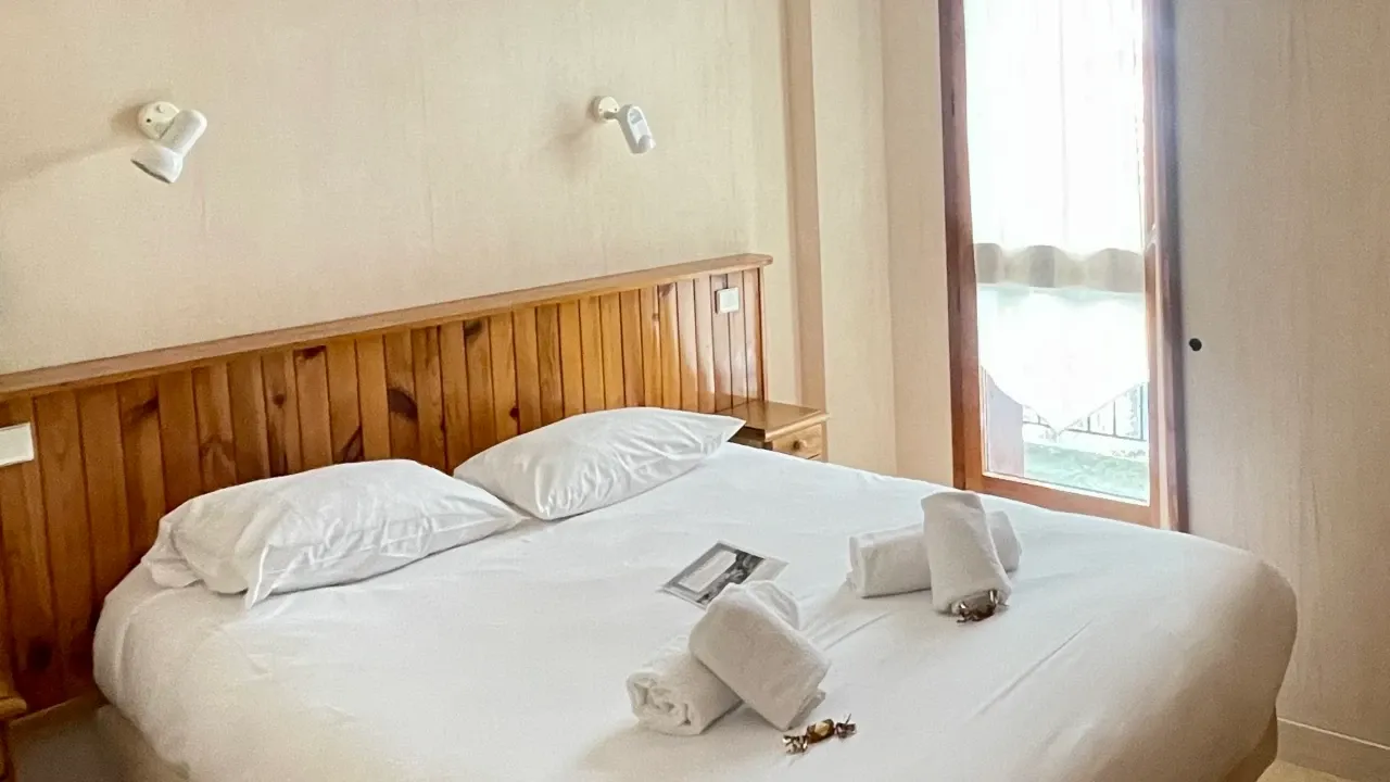 Chambre avec grande fenêtre