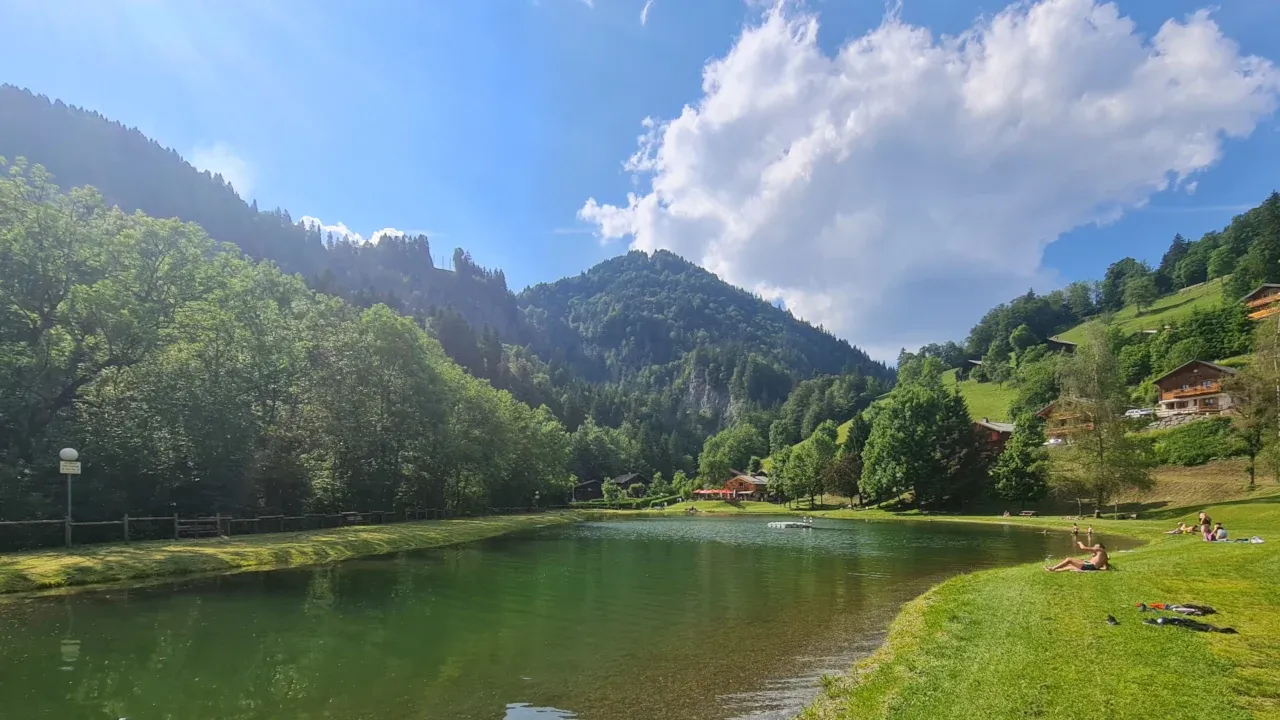 Le lac de Flumet en été